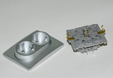 Elektrik şebekeleri yakın plan kurarken tamir ve kurulum için elektrik konnektörleri. bulanık odak