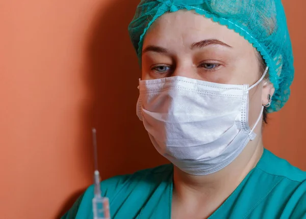 Kobieta Lekarz Sterylnej Masce Mundurze Przygotowuje Się Wstrzyknięcia Podczas Szczepienia — Zdjęcie stockowe