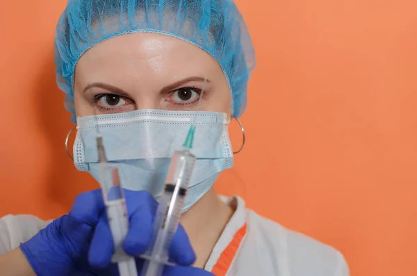 Женщина Врач Стерильной Маске Униформе Готовится Сделать Инъекцию Время Вакцинации — стоковое фото