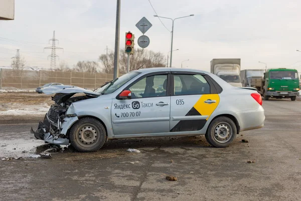Машина Такси Перекрестке Попала Аварию Крупным Планом — стоковое фото