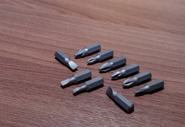 Tornavidalar ve elektrikli tornavidalar için vida bükme ve sökme için manyetik eklenti yakın çekim ahşap