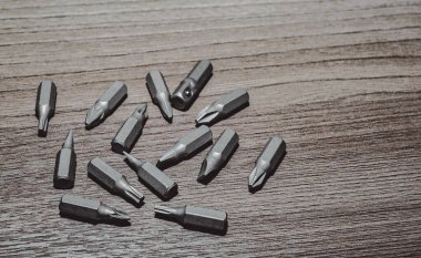 Tornavidalar ve elektrikli tornavidalar için vida bükme ve sökme için manyetik eklenti yakın çekim ahşap