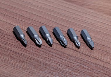 Tornavidalar ve elektrikli tornavidalar için vida bükme ve sökme için manyetik eklenti yakın çekim ahşap