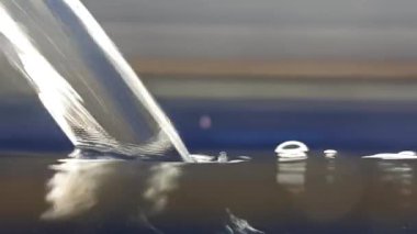 Su bir akvaryumdan akvaryuma akıyor.