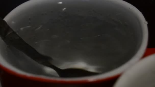 皿の中のスプーンでマグカップに水が流れ込み — ストック動画