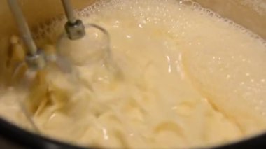 Ev yapımı karıştırıcı, mutfak malzemelerinin içine süt karıştırıyor.