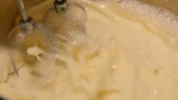 Mikser Dla Gospodarstw Domowych Bije Mieszankę Mleka Naczyniach Kuchennych Zbliżenie — Wideo stockowe