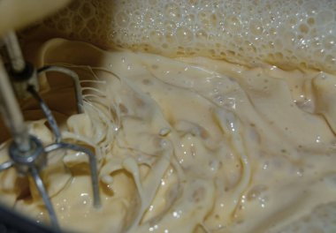 Ev yapımı karıştırıcı, mutfak malzemelerinin içine süt karıştırıyor.