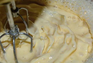 Ev yapımı karıştırıcı, mutfak malzemelerinin içine süt karıştırıyor.