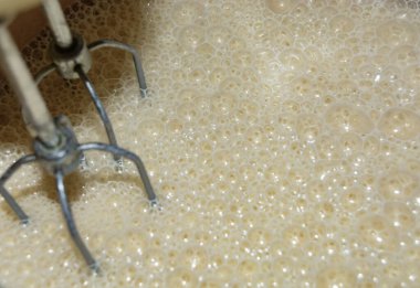 Ev yapımı karıştırıcı, mutfak malzemelerinin içine süt karıştırıyor.