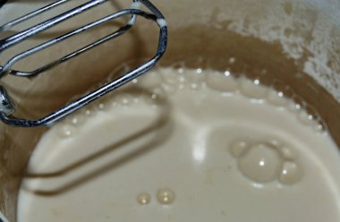 Ev yapımı karıştırıcı, mutfak malzemelerinin içine süt karıştırıyor.