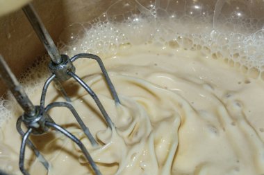 Ev yapımı karıştırıcı, mutfak malzemelerinin içine süt karıştırıyor.