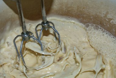 Ev yapımı karıştırıcı, mutfak malzemelerinin içine süt karıştırıyor.