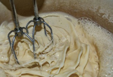 Ev yapımı karıştırıcı, mutfak malzemelerinin içine süt karıştırıyor.