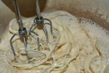 Ev yapımı karıştırıcı, mutfak malzemelerinin içine süt karıştırıyor.