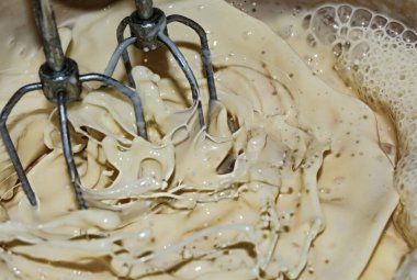 Ev yapımı karıştırıcı, mutfak malzemelerinin içine süt karıştırıyor.