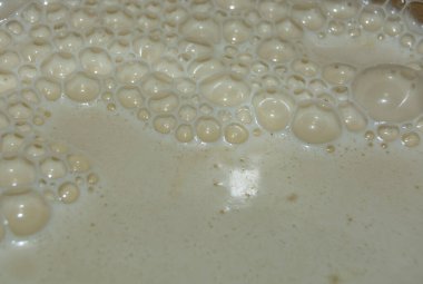 Mutfak kaplarında ev yapımı süt karışımı ile çırpılmış.