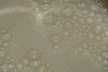 Mutfak kaplarında ev yapımı süt karışımı ile çırpılmış.