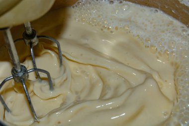 Ev yapımı karıştırıcı, mutfak malzemelerinin içine süt karıştırıyor.