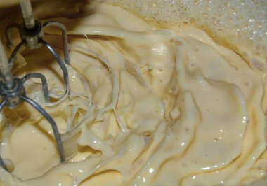 Ev yapımı karıştırıcı, mutfak malzemelerinin içine süt karıştırıyor.