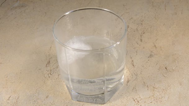 Bicchiere Trasparente Versare Acqua Pulita Aggiungere Una Compressa Effervescente Solubile — Video Stock