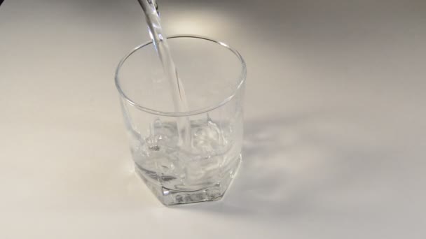 Gießen Sie Sauberes Wasser Ein Klares Glas Und Fügen Sie — Stockvideo