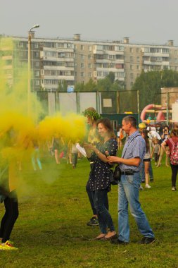 Şehir sakinleri Holi Boya Festivali 'nde aileleriyle rahatlarken eğleniyor. Bulanık odak