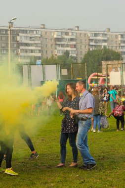 Şehir sakinleri Holi Boya Festivali 'nde aileleriyle rahatlarken eğleniyor. Bulanık odak