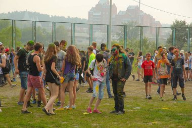 Şehir sakinleri Holi Boya Festivali 'nde aileleriyle rahatlarken eğleniyor. Bulanık odak