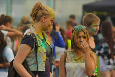 Şehir sakinleri Holi Boya Festivali 'nde aileleriyle rahatlarken eğleniyor. Bulanık odak