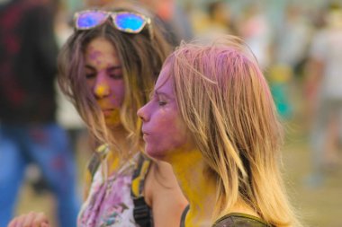 Şehir sakinleri Holi Boya Festivali 'nde aileleriyle rahatlarken eğleniyor. Bulanık odak