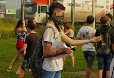 Şehir sakinleri Holi Boya Festivali 'nde aileleriyle rahatlarken eğleniyor. Bulanık odak