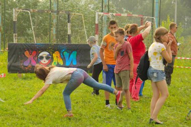 Şehir sakinleri Holi Boya Festivali 'nde aileleriyle rahatlarken eğleniyor. Bulanık odak