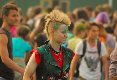 Şehir sakinleri Holi Boya Festivali 'nde aileleriyle rahatlarken eğleniyor. Bulanık odak