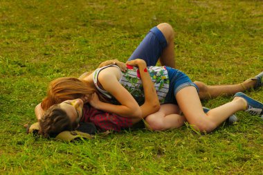 Şehir sakinleri Holi Boya Festivali 'nde aileleriyle rahatlarken eğleniyor. Bulanık odak