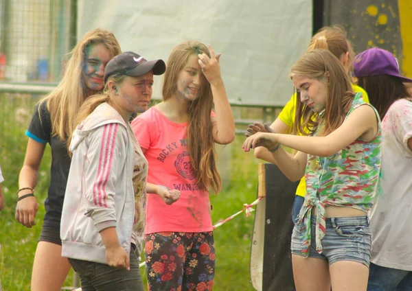 Mieszkańcy Miasta Świetnie Się Bawią Relaksując Się Rodzinami Holi Paint — Zdjęcie stockowe