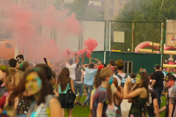 Şehir Sakinleri Holi Boya Festivali Nde Aileleriyle Rahatlarken Eğleniyor Bulanık — Stok fotoğraf