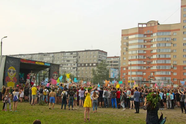 Şehir Sakinleri Holi Boya Festivali Nde Aileleriyle Rahatlarken Eğleniyor Bulanık — Stok fotoğraf