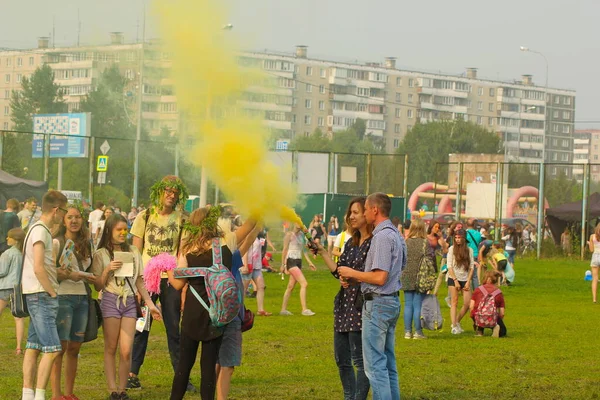 Şehir Sakinleri Holi Boya Festivali Nde Aileleriyle Rahatlarken Eğleniyor Bulanık — Stok fotoğraf