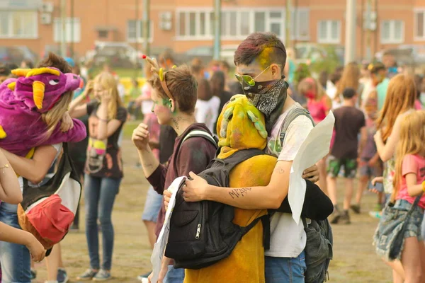 Şehir Sakinleri Holi Boya Festivali Nde Aileleriyle Rahatlarken Eğleniyor Bulanık — Stok fotoğraf