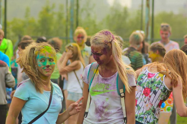 Mieszkańcy Miasta Świetnie Się Bawią Relaksując Się Rodzinami Holi Paint — Zdjęcie stockowe