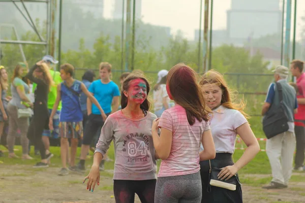 Mieszkańcy Miasta Świetnie Się Bawią Relaksując Się Rodzinami Holi Paint — Zdjęcie stockowe