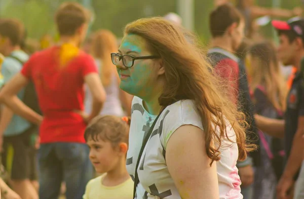 Moradores Cidade Divertem Relaxando Com Suas Famílias Holi Paint Festival — Fotografia de Stock