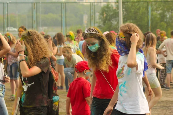 Mieszkańcy Miasta Świetnie Się Bawią Relaksując Się Rodzinami Holi Paint — Zdjęcie stockowe