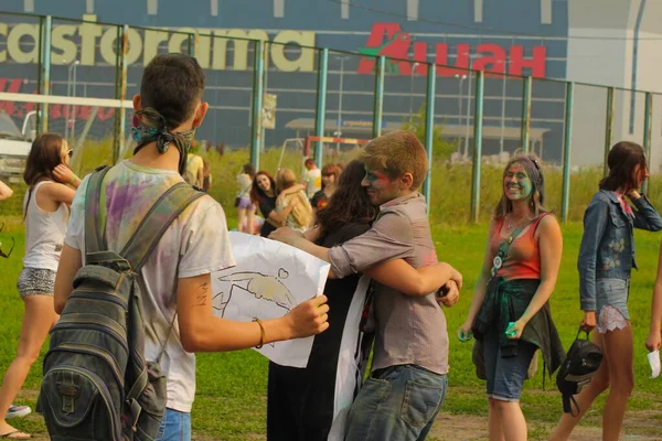 Moradores Cidade Divertem Relaxando Com Suas Famílias Holi Paint Festival — Fotografia de Stock