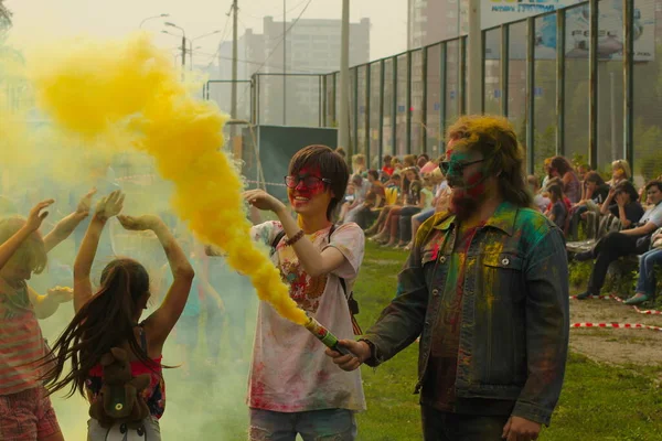 Şehir Sakinleri Holi Boya Festivali Nde Aileleriyle Rahatlarken Eğleniyor Bulanık — Stok fotoğraf