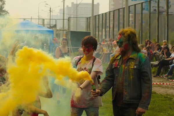 Moradores Cidade Divertem Relaxando Com Suas Famílias Holi Paint Festival — Fotografia de Stock