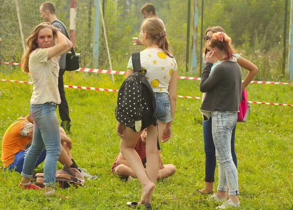 Şehir Sakinleri Holi Boya Festivali Nde Aileleriyle Rahatlarken Eğleniyor Bulanık — Stok fotoğraf