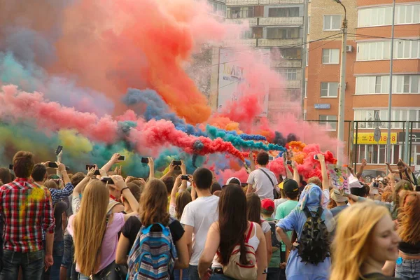 Жители Города Получают Удовольствие Отдыха Своими Семьями Фестивале Holi Paint — стоковое фото