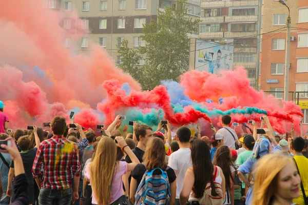 Város Lakói Élvezzék Pihenést Családjaikkal Holi Paint Fesztiválon Homályos Fókusz — Stock Fotó